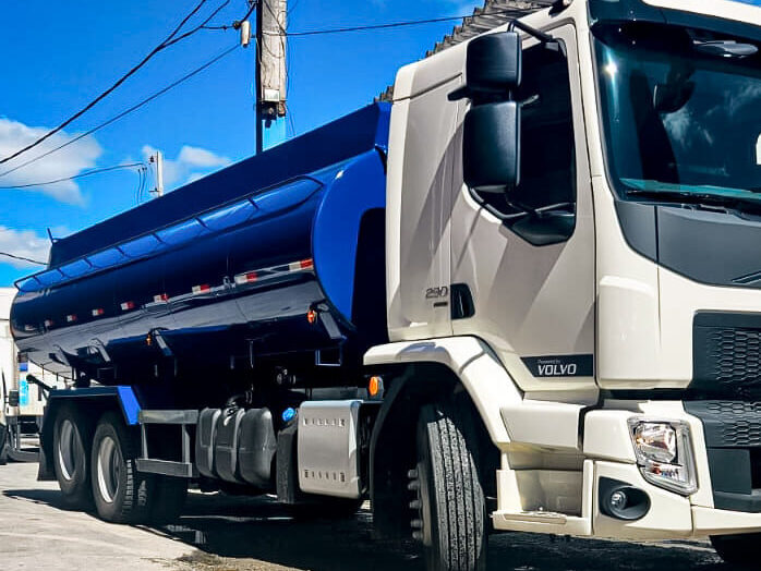 Transporte de água potável via caminhão pipa em Pinheiros, São Paulo