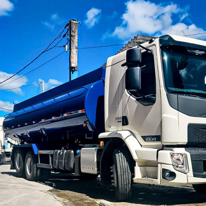Transporte de água potável via caminhão pipa em São Paulo